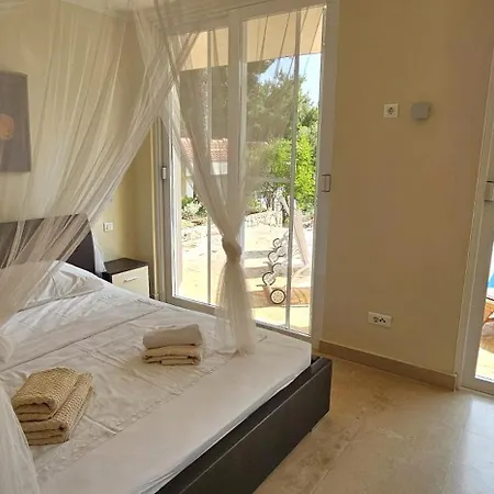 With Garden And Private Pool - Alexandria